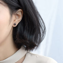 Laden Sie das Bild in den Galerie-Viewer, Spinnen Ohrstecker aus Silber