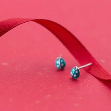 Laden Sie das Bild in den Galerie-Viewer, Türkis Marienkäfer Ohrstecker aus Silber
