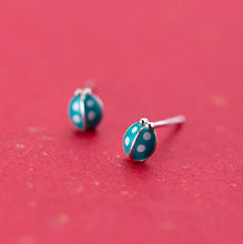 Laden Sie das Bild in den Galerie-Viewer, Türkis Marienkäfer Ohrstecker aus Silber