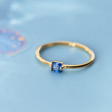 Laden Sie das Bild in den Galerie-Viewer, Blauer Kristall Ring aus Silber