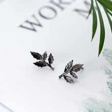 Laden Sie das Bild in den Galerie-Viewer, Schwarze Blatt Ohrstecker