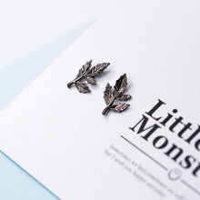 Laden Sie das Bild in den Galerie-Viewer, Schwarze Blatt Ohrstecker