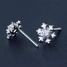 Laden Sie das Bild in den Galerie-Viewer, Schneeflocken Ohrstecker aus Silber