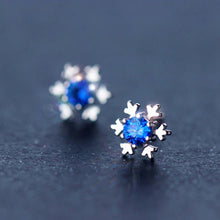 Laden Sie das Bild in den Galerie-Viewer, Schneeflocken Ohrstecker aus Silber