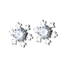 Laden Sie das Bild in den Galerie-Viewer, Schneeflocken Ohrstecker aus Silber