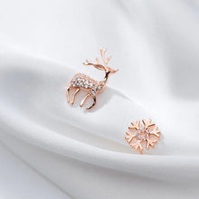 Laden Sie das Bild in den Galerie-Viewer, Rentier Schneeflocken Ohrstecker aus Silber