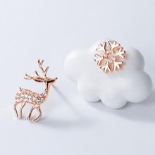 Laden Sie das Bild in den Galerie-Viewer, Rentier Schneeflocken Ohrstecker aus Silber