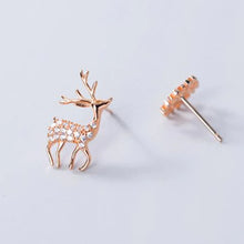 Laden Sie das Bild in den Galerie-Viewer, Rentier Schneeflocken Ohrstecker aus Silber