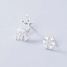 Laden Sie das Bild in den Galerie-Viewer, Rentier Schneeflocken Ohrstecker aus Silber