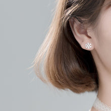 Laden Sie das Bild in den Galerie-Viewer, Rentier Schneeflocken Ohrstecker aus Silber