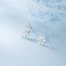 Laden Sie das Bild in den Galerie-Viewer, Rentier Schneeflocken Ohrstecker aus Silber