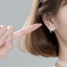 Laden Sie das Bild in den Galerie-Viewer, Rentier Schneeflocken Ohrstecker aus Silber