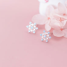 Laden Sie das Bild in den Galerie-Viewer, Schneeflocken Ohrstecker aus Silber