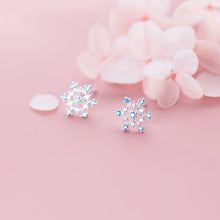 Laden Sie das Bild in den Galerie-Viewer, Schneeflocken Ohrstecker aus Silber