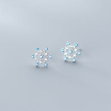 Laden Sie das Bild in den Galerie-Viewer, Schneeflocken Ohrstecker aus Silber