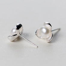 Laden Sie das Bild in den Galerie-Viewer, Perlen Knospen Ohrstecker aus Silber