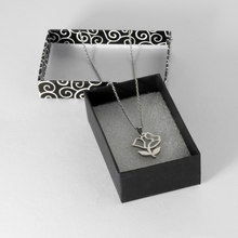 Load image into Gallery viewer, Flower necklace
