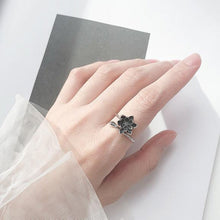 Load image into Gallery viewer, Black Flower Ring made of Silver
