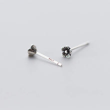 Laden Sie das Bild in den Galerie-Viewer, Kleine Blumen Ohrstecker aus Silber

