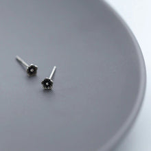 Laden Sie das Bild in den Galerie-Viewer, Kleine Blumen Ohrstecker aus Silber
