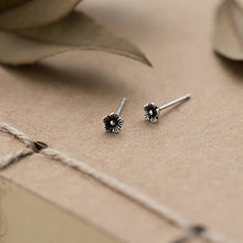 Laden Sie das Bild in den Galerie-Viewer, Kleine Blumen Ohrstecker aus Silber
