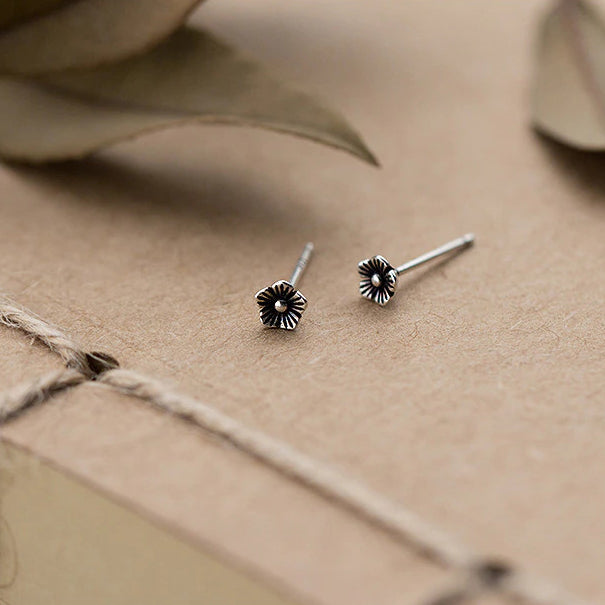 Kleine Blumen Ohrstecker aus Silber