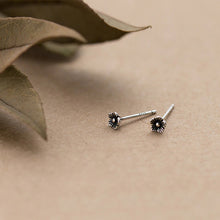 Laden Sie das Bild in den Galerie-Viewer, Kleine Blumen Ohrstecker aus Silber
