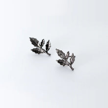 Laden Sie das Bild in den Galerie-Viewer, Schwarze Blatt Ohrstecker
