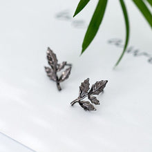 Laden Sie das Bild in den Galerie-Viewer, Schwarze Blatt Ohrstecker
