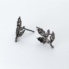 Laden Sie das Bild in den Galerie-Viewer, Schwarze Blatt Ohrstecker
