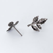Laden Sie das Bild in den Galerie-Viewer, Schwarze Blatt Ohrstecker
