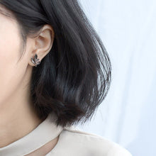 Laden Sie das Bild in den Galerie-Viewer, Schwarze Blatt Ohrstecker
