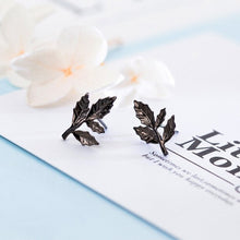 Laden Sie das Bild in den Galerie-Viewer, Schwarze Blatt Ohrstecker
