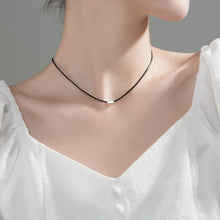 Laden Sie das Bild in den Galerie-Viewer, Halsband/Choker mit Rechteckigem Silber Anhänger
