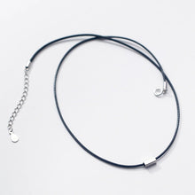 Laden Sie das Bild in den Galerie-Viewer, Halsband/Choker mit Rechteckigem Silber Anhänger
