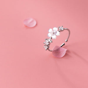 Weisser Blumen Ring aus Silber